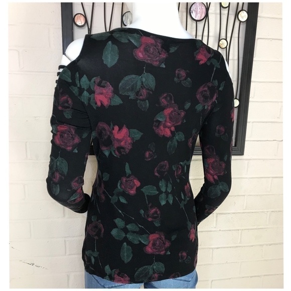 ROCK & Republic Cold Shoulder Top - Picture 3 of 6